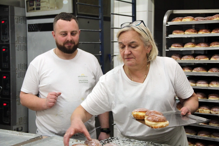 Smażenie pączków na tłusty czwartek