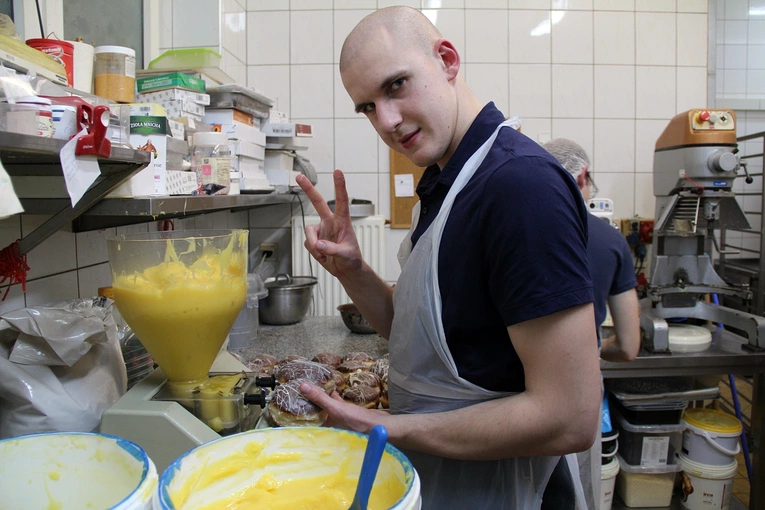 Smażenie pączków na tłusty czwartek