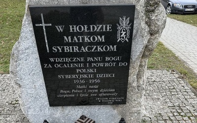 Pomnik poświęcony Matkom Sybiraczkom przy kościele MBKP w Stalowej Woli.