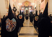 Podczas nabożeństwa Piętnastu Stopni Męki Pańskiej bracia noszą czarne kapy i spiczaste, zakrywające twarze kaptury.