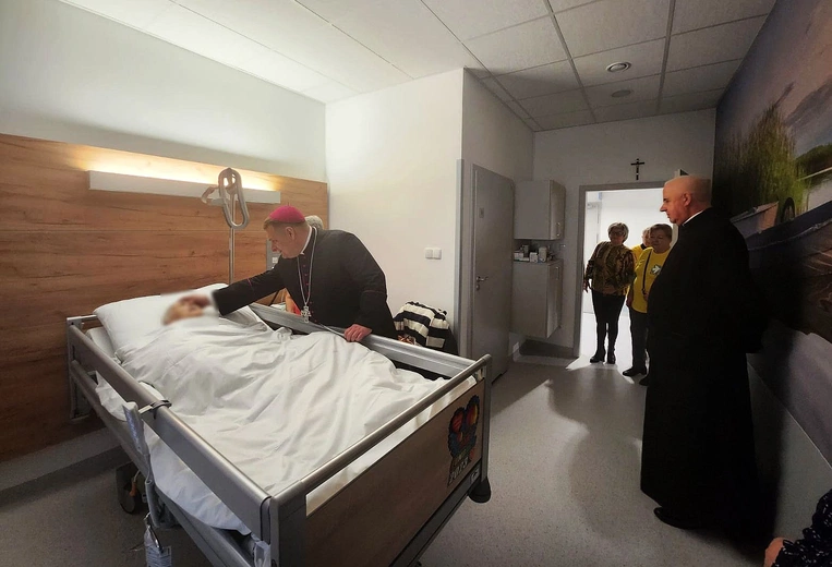 Bp Adrian Put odwiedził chorych w głogowskim szpitalu i hospicjum
