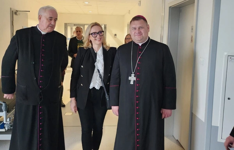 Bp Adrian Put odwiedził chorych w głogowskim szpitalu i hospicjum