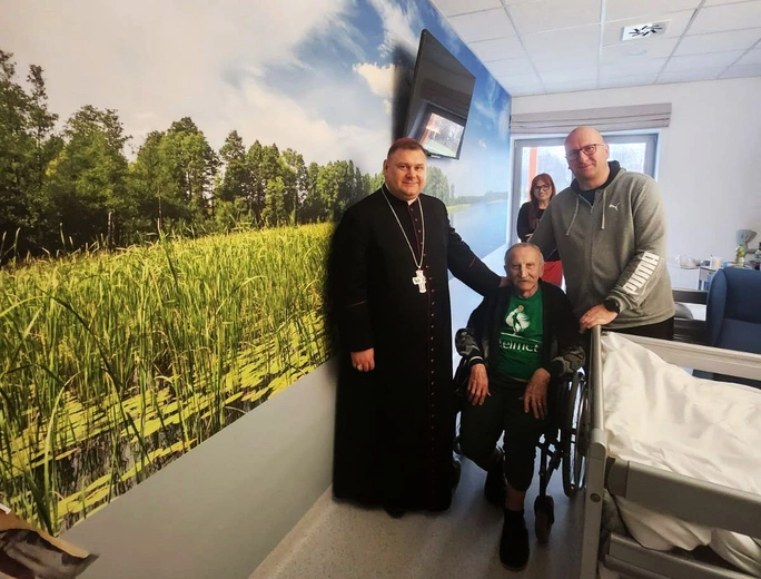 Bp Adrian Put odwiedził chorych w głogowskim szpitalu i hospicjum
