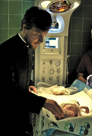 Ks. Paweł Kłys od dziesięciu lat towarzyszy rodzinom w hospicjum perinatalnym  Fundacji Gajusz.