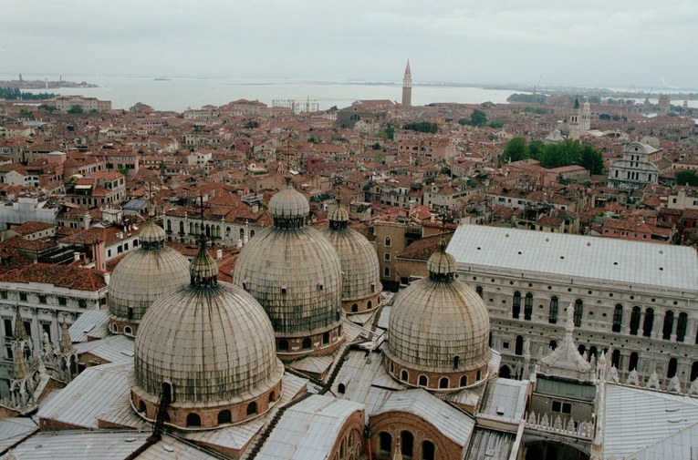 Papież odwiedzi Biennale Sztuki w Wenecji