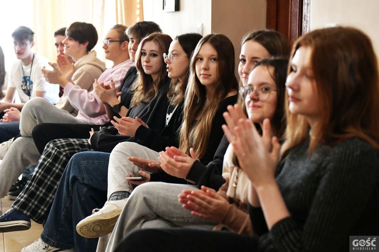 Oazowa młodzież opanowała Roktino