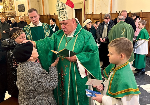 Bp Piotr Greger w kęckim sanktuarium MB Pocieszenia udzielił sakramentu namaszczenia chorych.