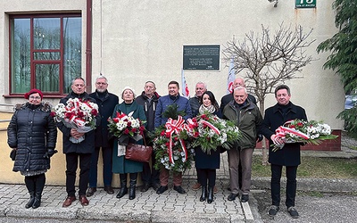 Delegacje pod pamiątkową płytą.