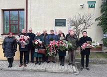 Delegacje pod pamiątkową płytą.