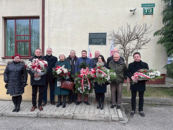 Delegacje pod pamiątkową płytą.