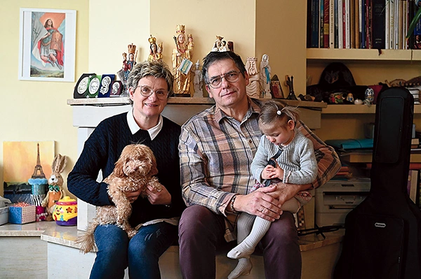 Małgorzata i Bogdan Dubanowiczowie z najmłodszą Anulką i psim prezentem – Pusią.