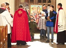 Relikwie oraz obraz beatyfikacyjny do świątyni wnieśli Małgorzata i Marcin Barcikowscy wraz z dziećmi: Henrykiem, Marią, Michaliną, Gabrielą, Joachimem i Nikodemem.