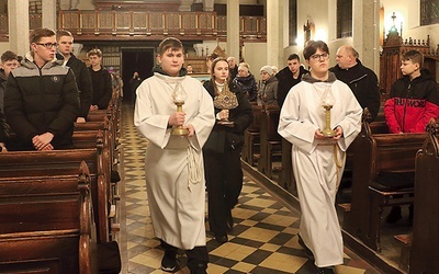 Wprowadzenie relikwiarza do kościoła św. Wojciecha.