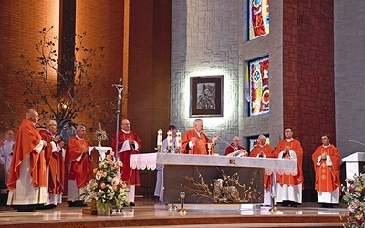 Bp Wiesław Szlachetka przewodniczył Mszy św., będącej centralnym  punktem TM, a jednocześnie kończącej w naszej archidiecezji peregrynację  relikwii błogosławionej rodziny Ulmów.