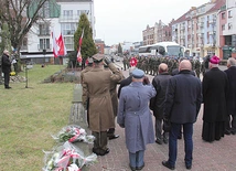 Apel pamięci pod koszalińskim pomnikiem Ofiar Sybiru.