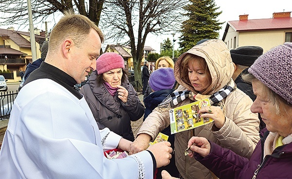 Ks. Maksymilian Wójtowicz kwestował w Dębicy na rzecz oratorium, które prowadzi.