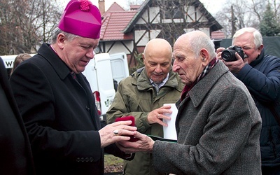 Abp Józef Kupny podczas apelu pamięci otrzymał od Związku Sybiraków pamiątkowy medal jako osoba szczególnie zasłużona dla działalności organizacji.