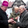 Abp Józef Kupny podczas apelu pamięci otrzymał od Związku Sybiraków pamiątkowy medal jako osoba szczególnie zasłużona dla działalności organizacji.