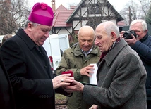 Abp Józef Kupny podczas apelu pamięci otrzymał od Związku Sybiraków pamiątkowy medal jako osoba szczególnie zasłużona dla działalności organizacji.