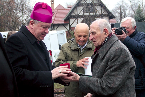 Abp Józef Kupny podczas apelu pamięci otrzymał od Związku Sybiraków pamiątkowy medal jako osoba szczególnie zasłużona dla działalności organizacji.