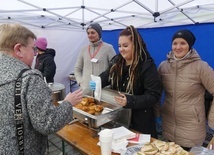 Akcja "Cała Polska smaży pączki" na żywieckim Rynku.