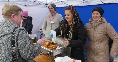 Akcja "Cała Polska smaży pączki" na żywieckim Rynku.