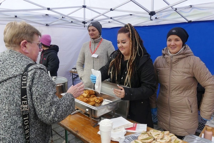 Akcja "Cała Polska smaży pączki" na żywieckim Rynku.