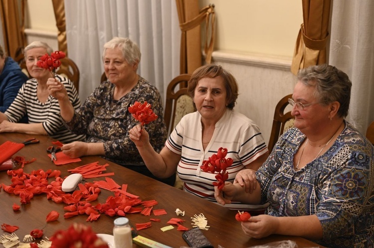 Aktywne seniorki w domu parafialnym w Hałcnowie