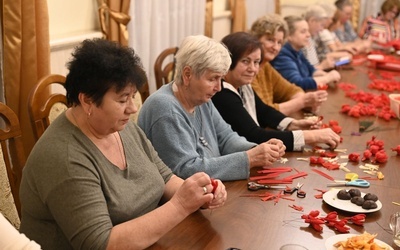 Aktywne seniorki w domu parafialnym w Hałcnowie