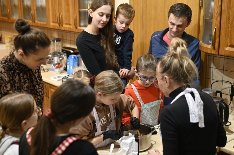 Ferie z rodzicami w parafialnej kawiarence DoloRosa w Hałcnowie