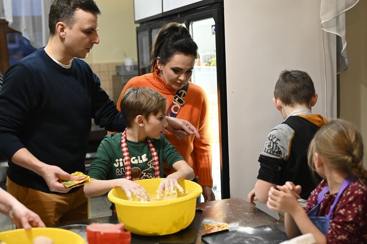 Ferie z rodzicami w parafialnej kawiarence DoloRosa w Hałcnowie