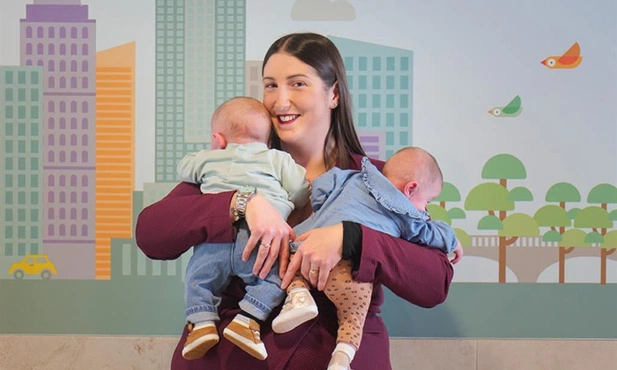 Urodziła się z "połową serca", została mamą bliźniąt