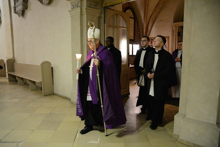 Liturgia stacyjna w Opolu. Procesja do kościoła oo. franciszkanów