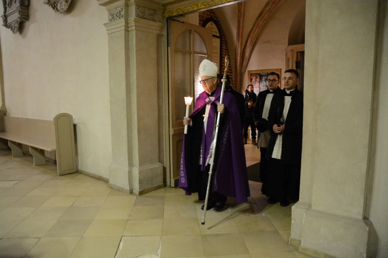 Liturgia stacyjna w Opolu. Procesja do kościoła oo. franciszkanów