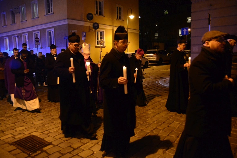 Liturgia stacyjna w Opolu. Procesja do kościoła oo. franciszkanów