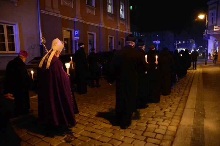 Liturgia stacyjna w Opolu. Procesja do kościoła oo. franciszkanów