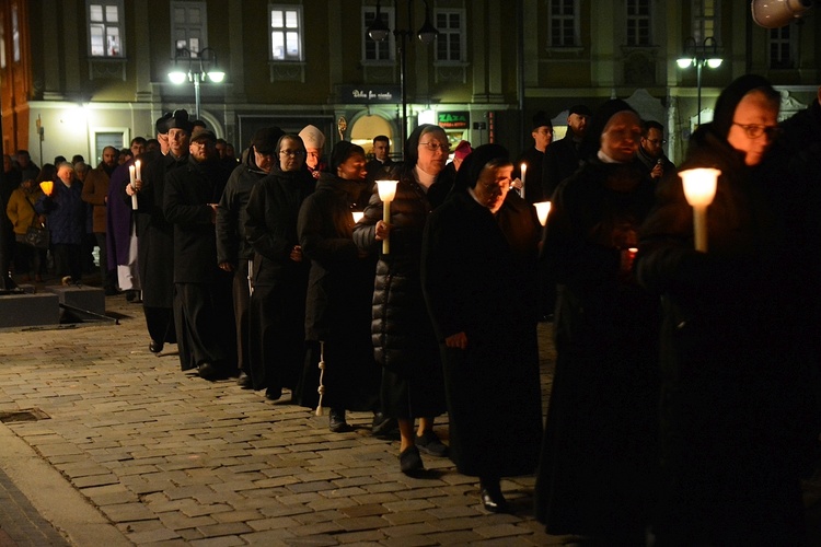 Liturgia stacyjna w Opolu. Procesja do kościoła oo. franciszkanów