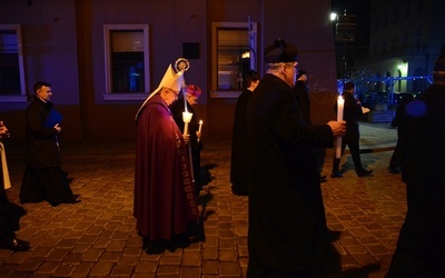 Liturgia stacyjna w Opolu. Procesja do kościoła oo. franciszkanów