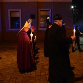 Liturgia stacyjna w Opolu. Procesja do kościoła oo. franciszkanów