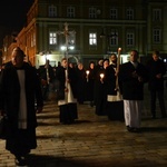 Liturgia stacyjna w Opolu. Procesja do kościoła oo. franciszkanów