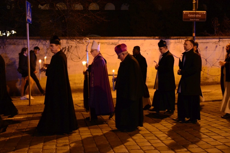 Liturgia stacyjna w Opolu. Procesja do kościoła oo. franciszkanów