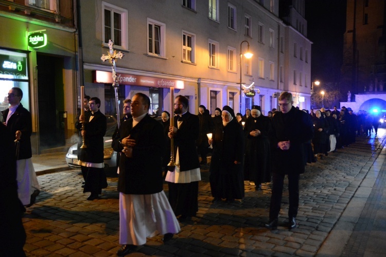 Liturgia stacyjna w Opolu. Procesja do kościoła oo. franciszkanów