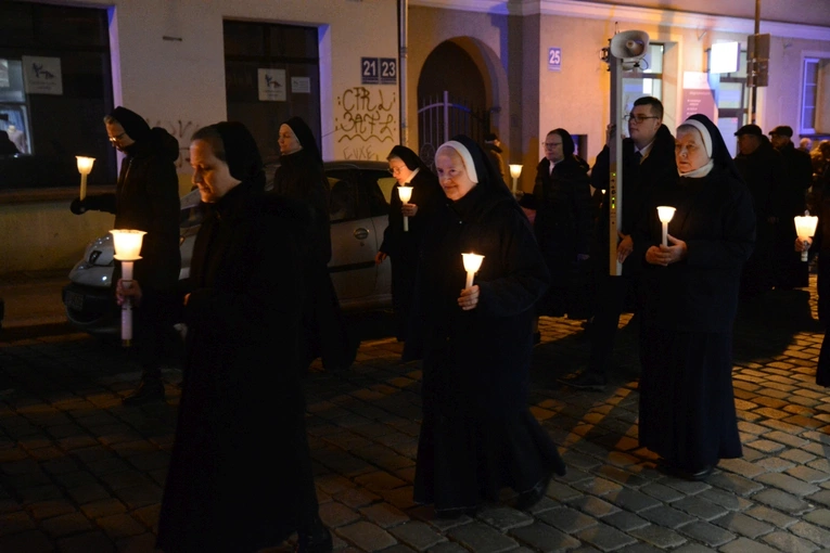 Liturgia stacyjna w Opolu. Procesja do kościoła oo. franciszkanów