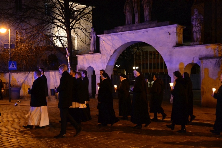 Liturgia stacyjna w Opolu. Procesja do kościoła oo. franciszkanów