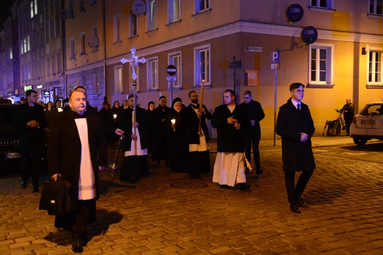 Liturgia stacyjna w Opolu. Procesja do kościoła oo. franciszkanów