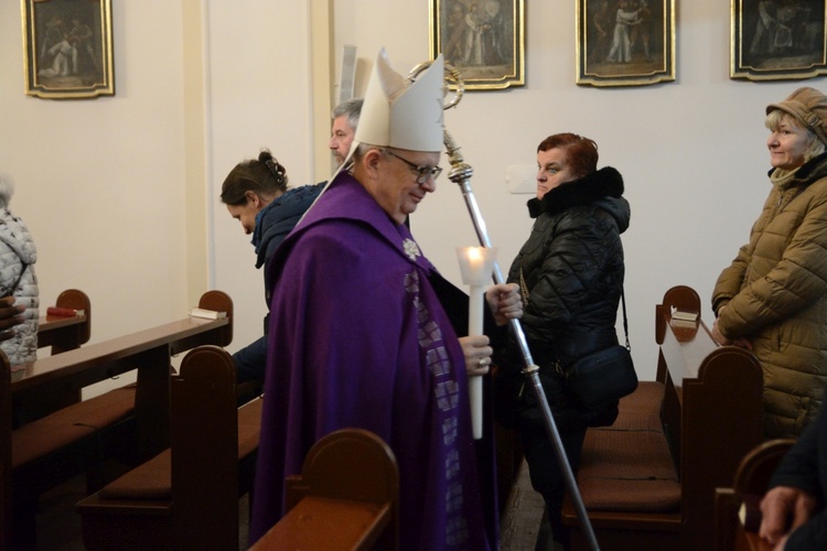 Liturgia stacyjna w Opolu. Procesja do kościoła oo. franciszkanów