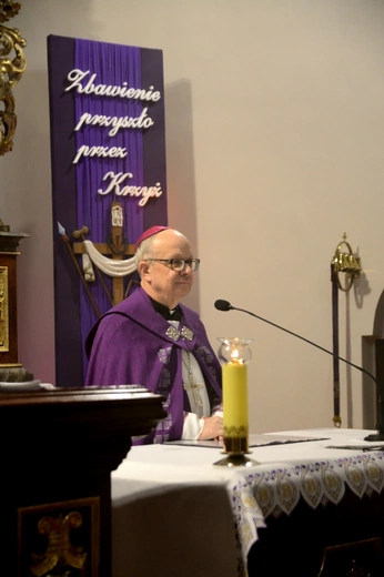 Liturgia stacyjna w Opolu. Procesja do kościoła oo. franciszkanów