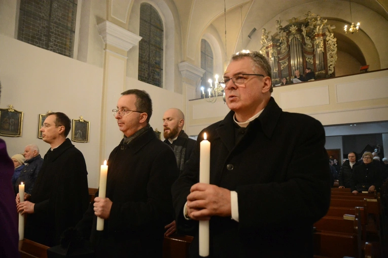 Liturgia stacyjna w Opolu. Procesja do kościoła oo. franciszkanów