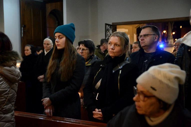 Liturgia stacyjna w Opolu. Procesja do kościoła oo. franciszkanów