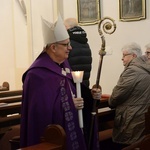 Liturgia stacyjna w Opolu. Procesja do kościoła oo. franciszkanów